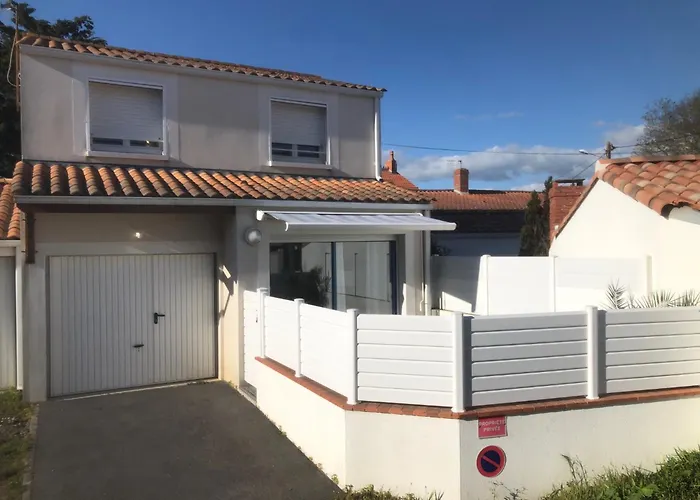 Maison avec grande terrasse à 100m de la plage